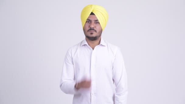 Happy γενειοφόρος Ινδός Σιχ επιχειρηματίας με το δάχτυλο στα χείλη — Αρχείο Βίντεο