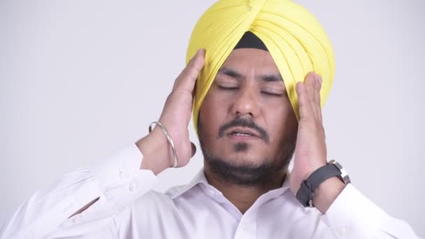 Tvář přízvučné vousatý indická Sikh podnikatel s bolestí hlavy — Stock video
