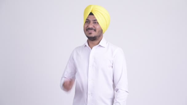 Feliz barbudo indiano Sikh empresário pensando e batendo palmas — Vídeo de Stock