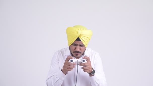 Face of bearded Indian Sikh businessman playing games — Stock Video