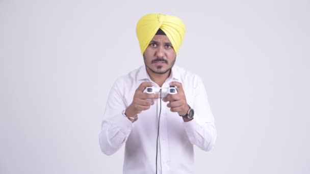 Stressad skäggig indisk Sikh affärsman spela spel och att förlora — Stockvideo