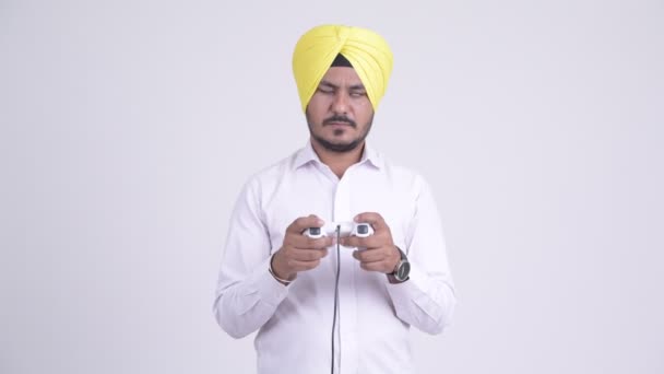 Cansado barbudo indiano sikh empresário jogar jogos e adormecer — Vídeo de Stock