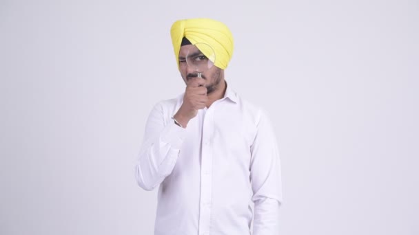 Studio Záběr Vousatých Indian Sikh Podnikatel Nosí Turban Proti Bílému — Stock video