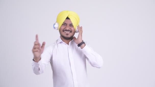 Heureux homme d'affaires indien sikh dansant tout en écoutant de la musique — Video
