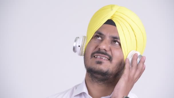 Visage d'un heureux homme d'affaires sikh indien écoutant de la musique — Video