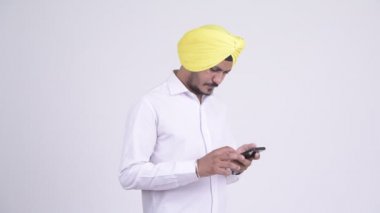 Telefon kullanarak ve şok seyir sakallı Hint Sih işadamı