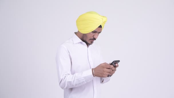 Empresario sikh indio barbudo estresado usando el teléfono y recibiendo malas noticias — Vídeos de Stock