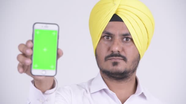 Rostro de feliz barbudo indio Sikh empresario mostrando el teléfono — Vídeo de stock