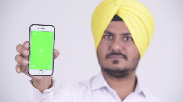 Wajah bahagia berjenggot India Pengusaha Sikh menunjukkan telepon — Stok Video