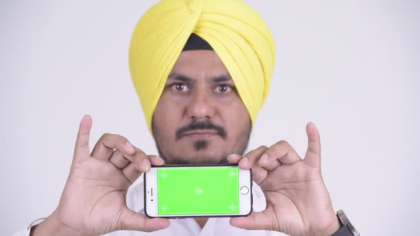 Обличчя щасливі бородатий сикхів індійський бізнесмен показ телефон — стокове відео