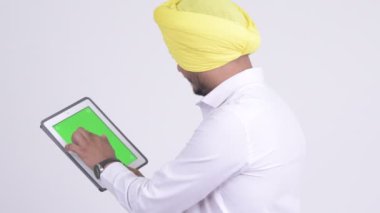 Arkadan Görünüş sakallı Hint Sih işadamı dijital tablet kullanma
