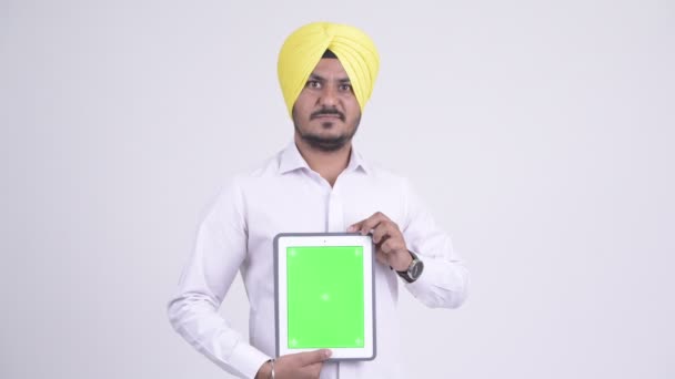 Heureux homme d'affaires indien sikh barbu montrant tablette numérique — Video