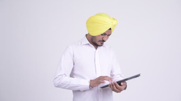 Heureux homme d'affaires indien sikh barbu utilisant une tablette numérique — Video