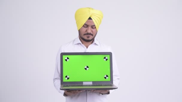 Feliz barbudo indio Sikh empresario mostrando portátil — Vídeo de stock