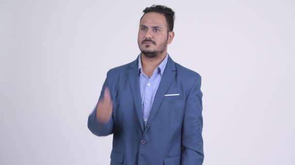 Happy γενειοφόρος Ινδός επιχειρηματίας, δίνοντας τους αντίχειρες — Αρχείο Βίντεο