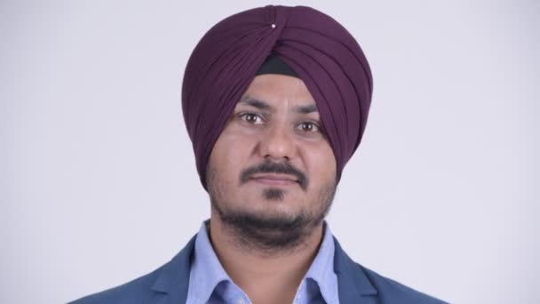 Gezicht van gelukkig bebaarde Indische Sikh zakenman glimlachen — Stockvideo