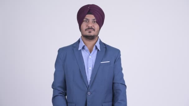 Happy vousatý indická Sikh podnikatel usmívající se založenýma — Stock video