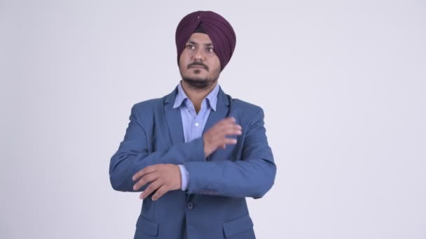 Boldog szakállas indiai szikh üzletember gondolkodás és keresi fel — Stock videók