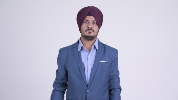 Feliz barbudo indio Sikh empresario señalando hacia arriba — Vídeos de Stock