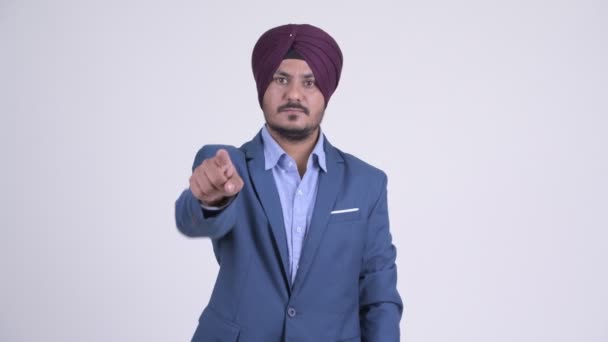 Felice barbuto indiano Sikh uomo d'affari che punta alla fotocamera — Video Stock