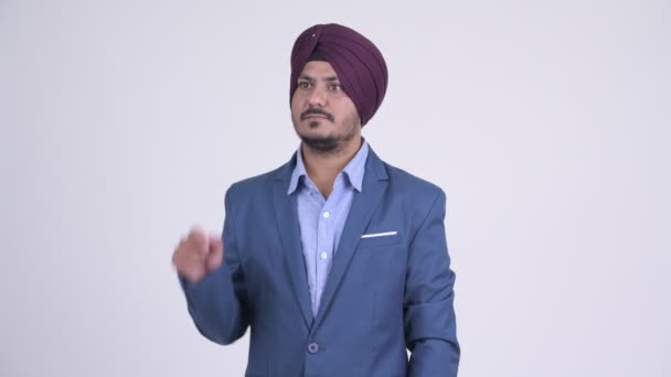 Heureux homme d'affaires indien sikh barbu souriant tout en pointant du doigt — Video