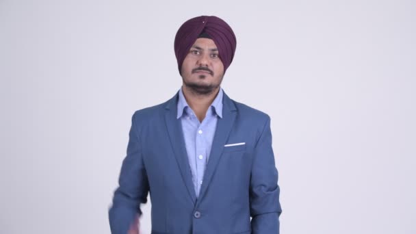 Felice barbuto indiano Sikh uomo d'affari dando pollici in su — Video Stock