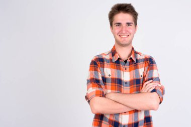 Beyaz arka plan üzerinde çarpı işareti silah ile gülümseyen mutlu yakışıklı delikanlı