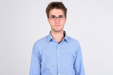 Kameraya bakarak gözlük ile genç yakışıklı işadamı