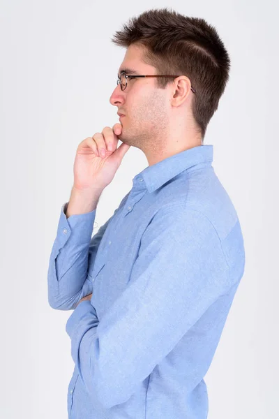 Vista de perfil de joven hombre de negocios guapo con gafas pensando — Foto de Stock