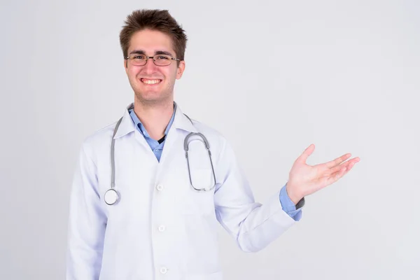 Feliz joven guapo doctor hombre con anteojos mostrando algo — Foto de Stock