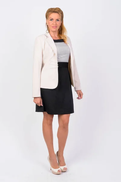 Full body shot of mature businesswoman against white background — Stock Photo, Image