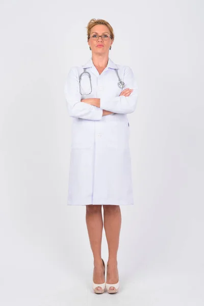 腕を組んで成熟した女性医師の全身ショット — ストック写真