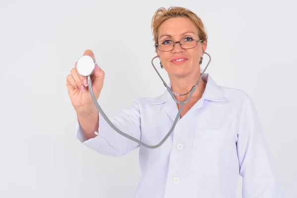 Retrato de mulher madura feliz médico usando estetoscópio — Fotografia de Stock