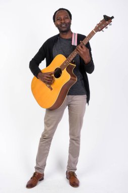 Tüm vücut çekim Afrika yakışıklı gitar çalmak