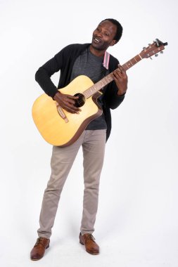 Tüm vücut çekim Afrika yakışıklı gitar çalmak