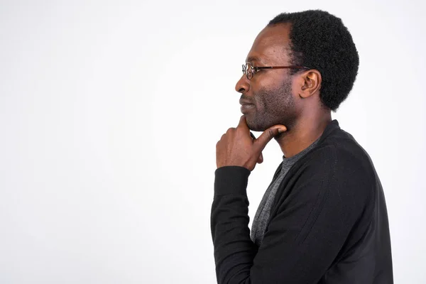 Vista de perfil del hombre africano con anteojos pensando — Foto de Stock
