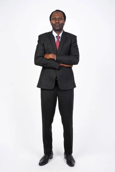 Bote de cuerpo entero de guapo empresario africano con los brazos cruzados —  Fotos de Stock