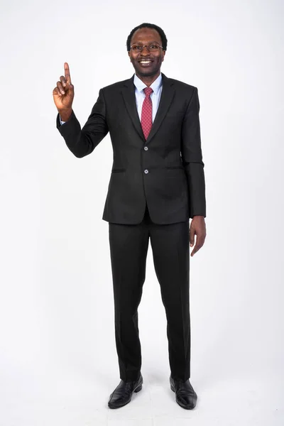 Cuerpo entero de feliz empresario africano señalando hacia arriba —  Fotos de Stock