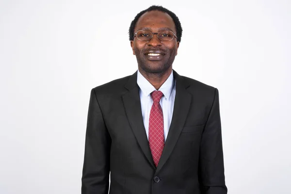 Retrato de un empresario africano feliz con traje —  Fotos de Stock