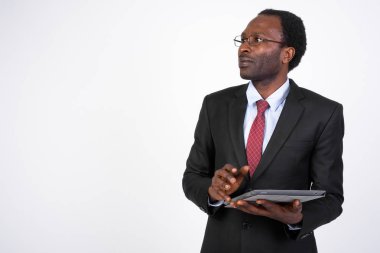 Dijital tablet kullanırken düşünme Afrika işadamı portresi