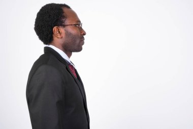 Profil görünümü ile gözlük yakışıklı Afrika işadamı