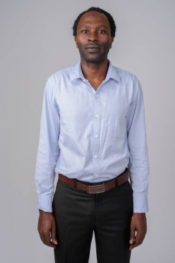 Beyaz arka plan karşı Afrika işadamı portresi