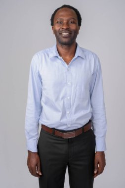 Beyaz arka plan üzerinde gülümseyen mutlu Afrika işadamı portresi