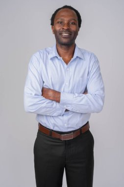 Silah ile gülümseyen mutlu Afrika işadamı portresi geçti