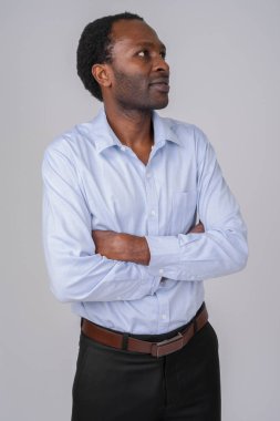 Kollarını çapraz düşünme Afrika işadamı portresi