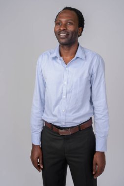 Düşünme ve bakarken mutlu Afrika işadamı portresi