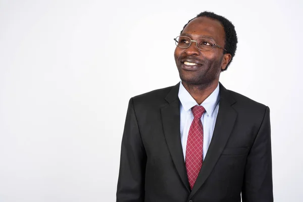Porträtt av glada afrikanska affärsman med glasögon tänkande — Stockfoto