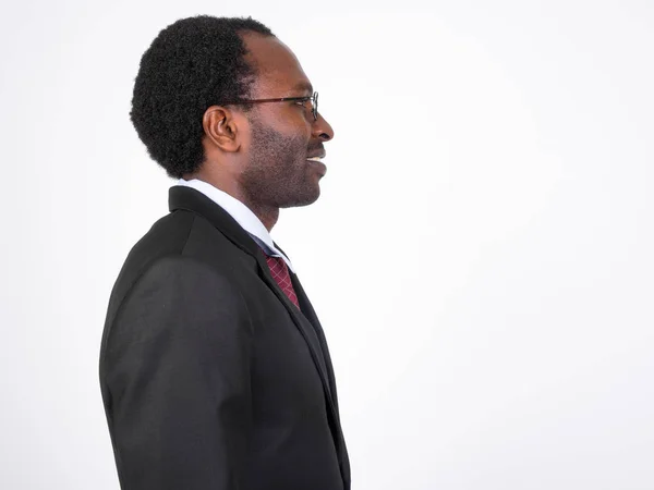 Vista de perfil del empresario africano feliz con gafas sonrientes —  Fotos de Stock