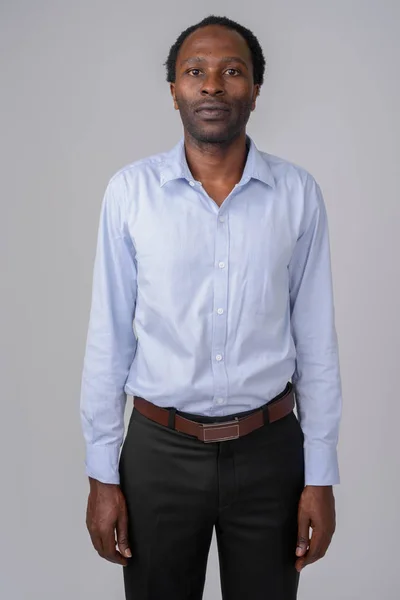 Porträtt av afrikanska affärsman mot vit bakgrund — Stockfoto