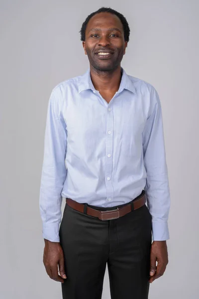Porträtt av glada afrikanska affärsman leende mot vit bakgrund — Stockfoto